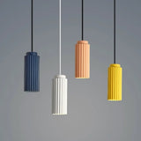 Suspension scandinave cylindrique cannelée colorée pour salle à manger