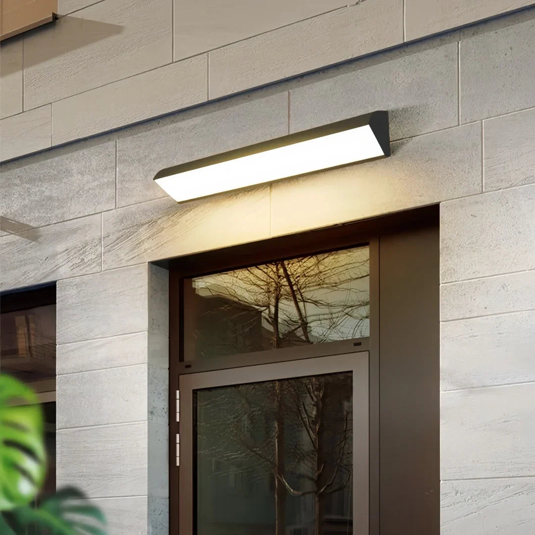 Applique murale extérieure longue noire moderne LED en métal IP65 pour porche