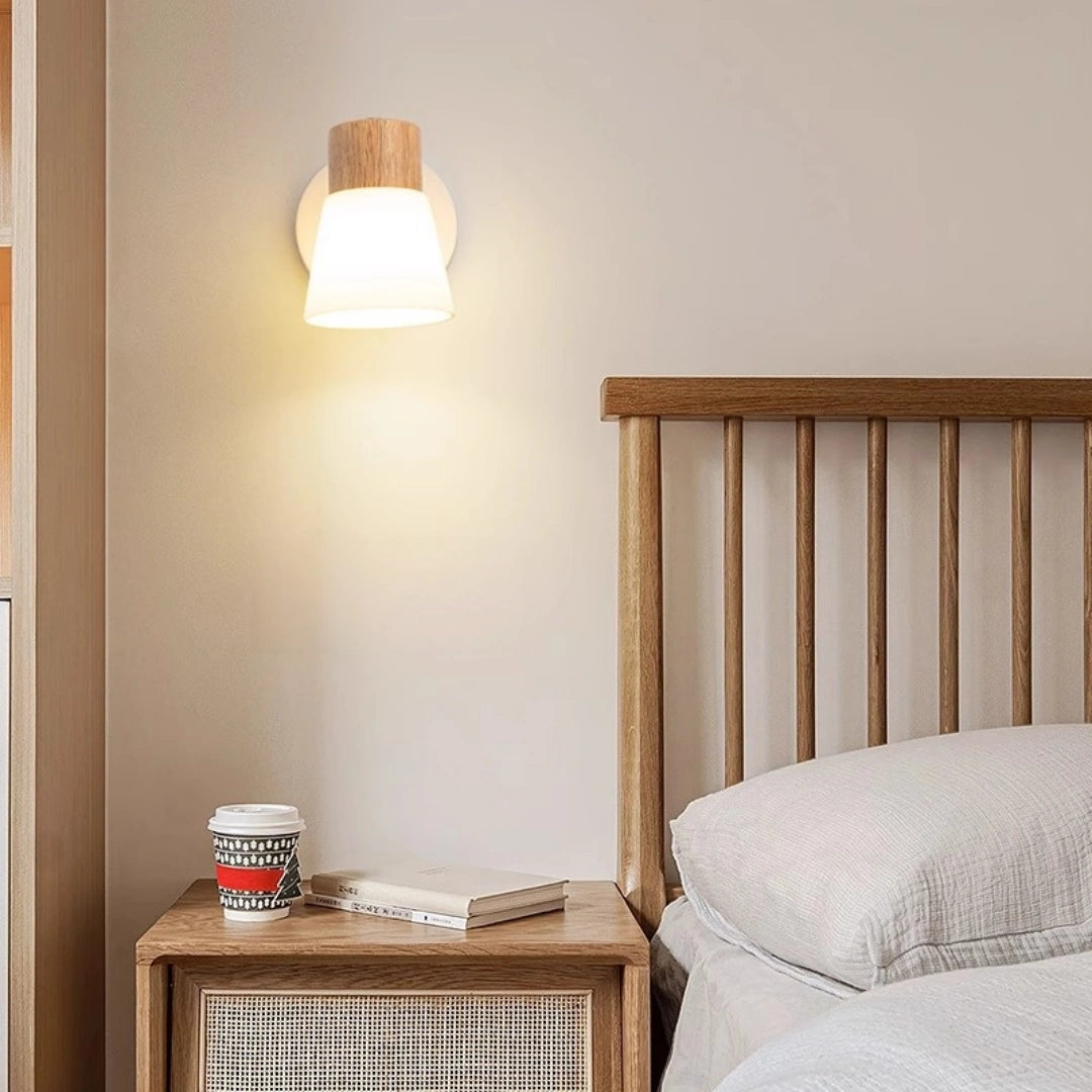 Applique murale bois et verre scandinave orientable blanche de chevet