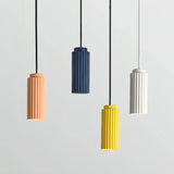 Suspension scandinave cylindrique cannelée colorée pour salle à manger