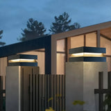 Lampe solaire pilier carrée en métal noir design moderne LED IP65 pour jardin